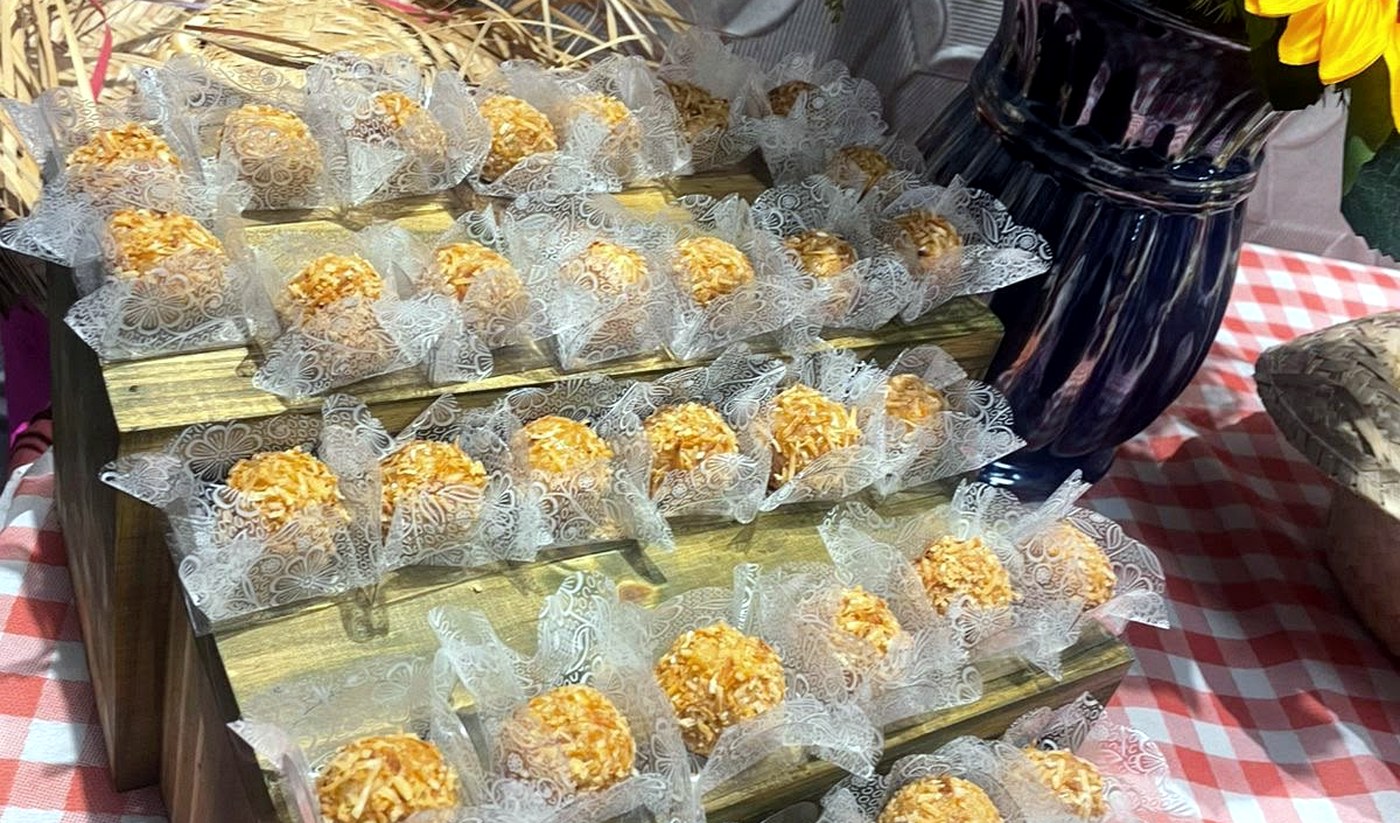 Docinhos de coco em mesa de festa