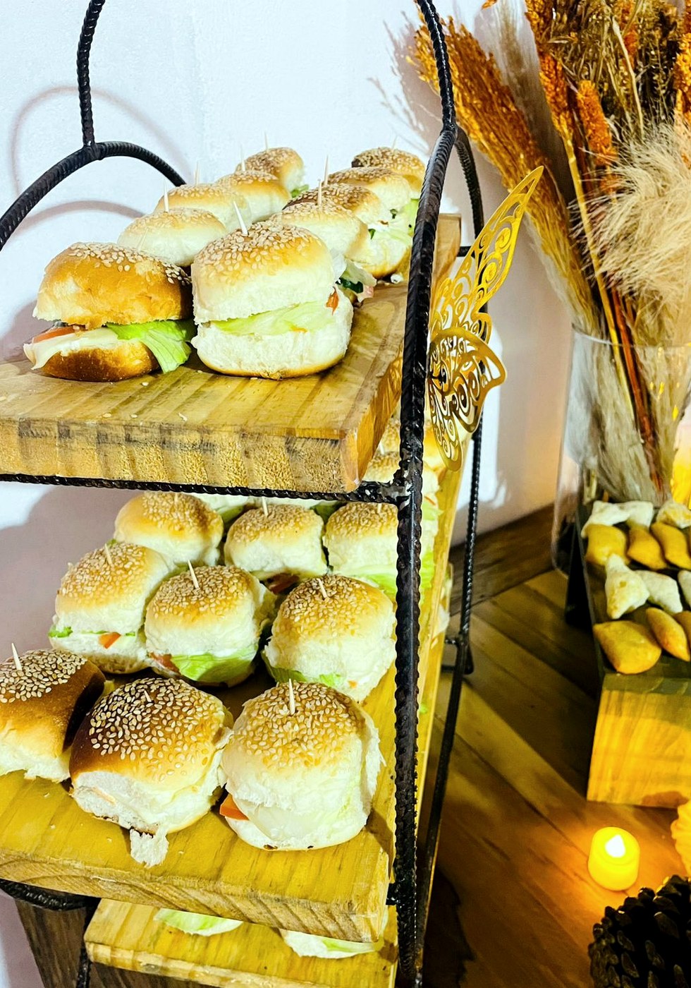 Mini sanduíches artesanais em torre para evento