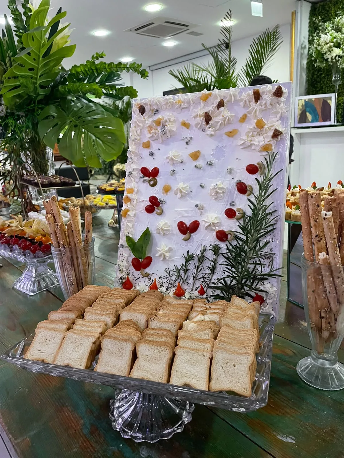 Mesa artesanal montada para festa e celebração