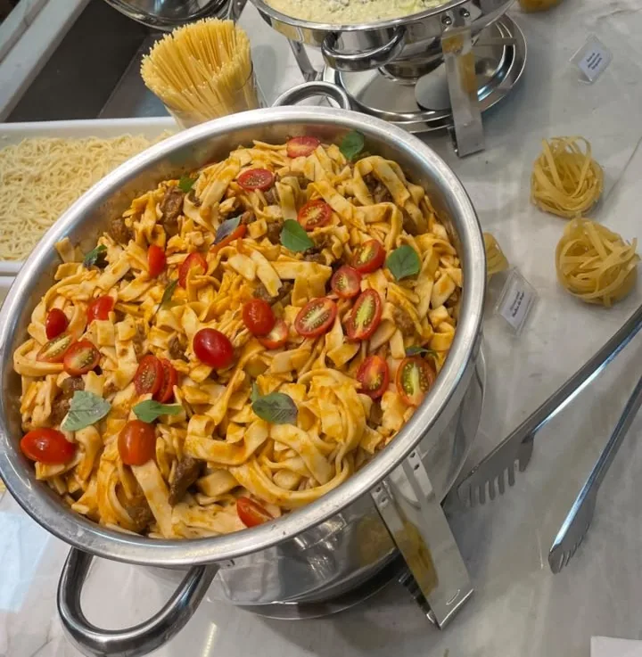 Mesa completa preparada pela Panelinhas da Bá para evento